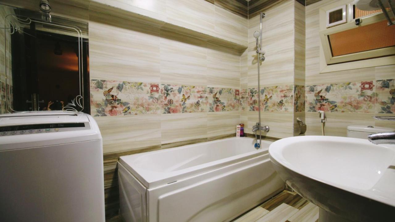 Golden Charming 3-Bed Apartment in Cairo photo