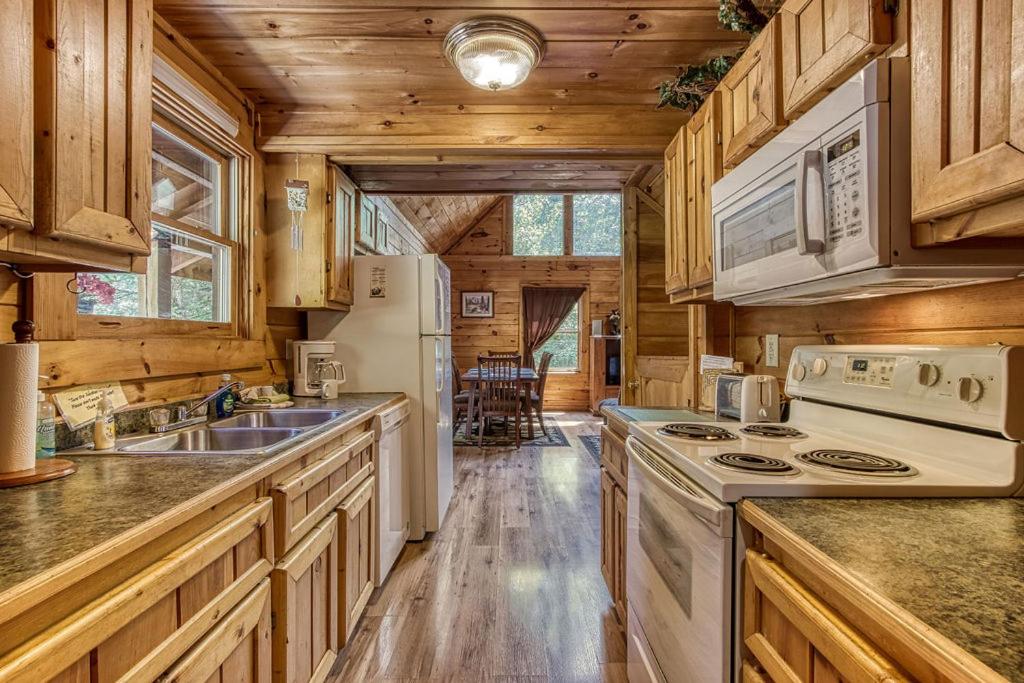 Honey Bear Love Cabin — photo 10