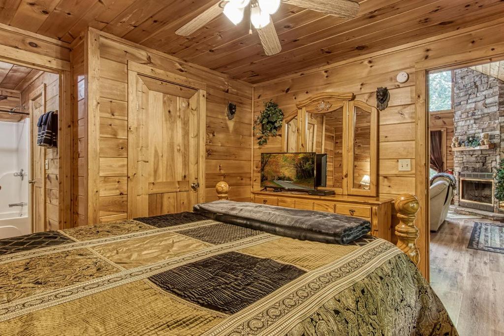 Honey Bear Love Cabin — photo 15