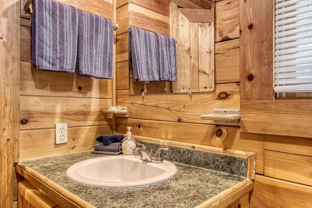Honey Bear Love Cabin — photo 16