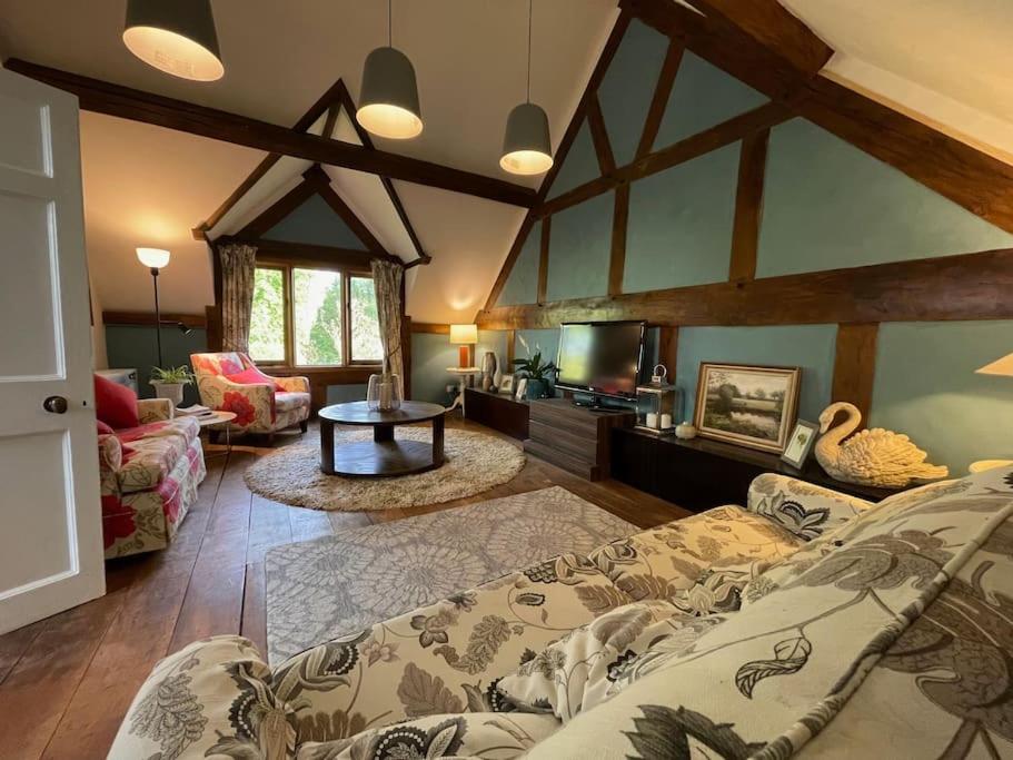 {{ hotelInfo.altText }}