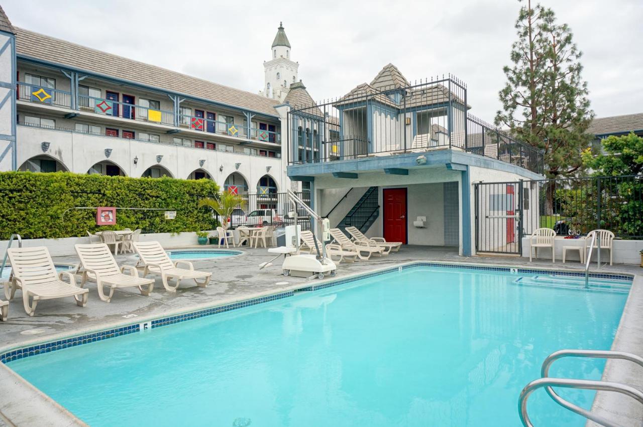 Heated swimming pool: Castle Inn and Suites Anaheim