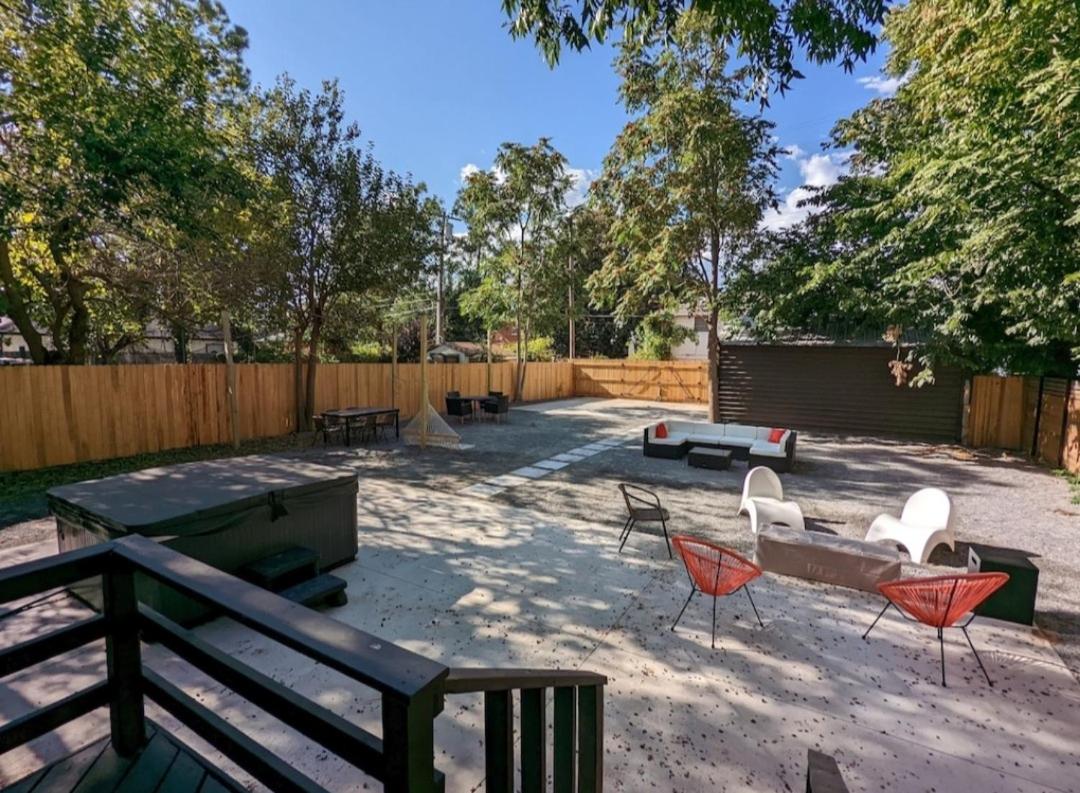 {{ hotelInfo.altText }}