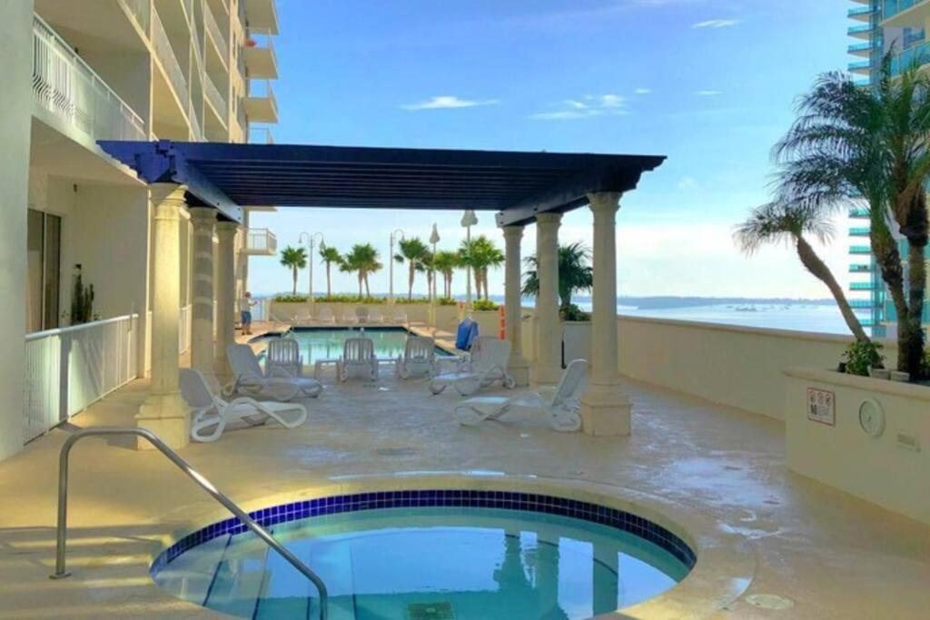 Rooftop swimming pool: Miami condo with 2 queen beds. City & ocean views!