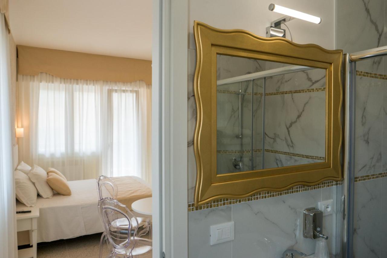 Guest House Train Station Venice - Atika & Atif - 3