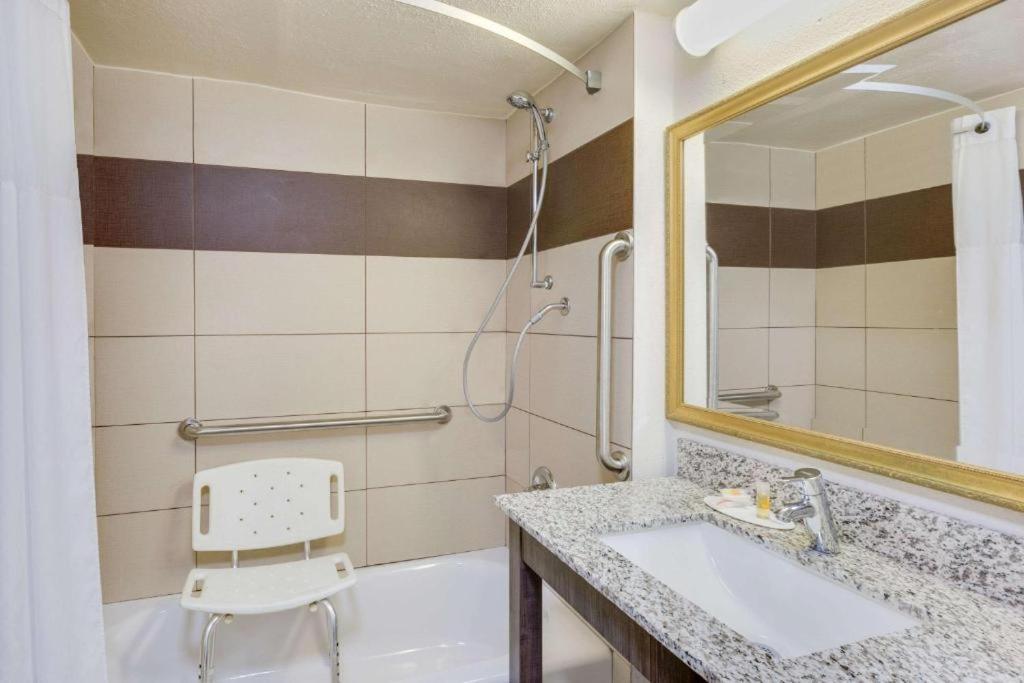 Days Inn by Wyndham Birmingham/West photo