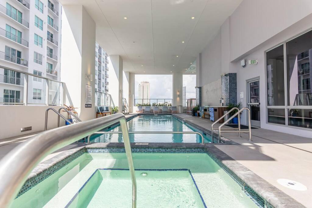 Rooftop swimming pool: Amazing Condo in Downtown Miami/Brickell w/PARKING