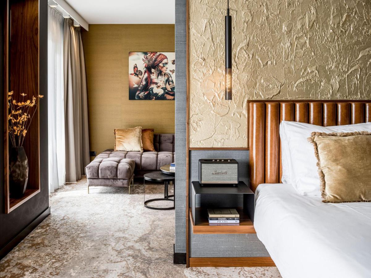 Ein Bett oder Betten in einem Zimmer der Unterkunft Alexander Hotel