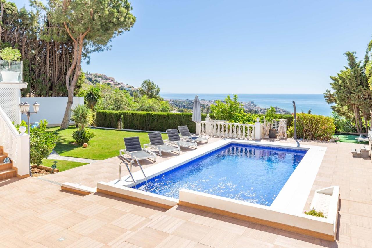 Heated swimming pool: Modern independent studio apt in luxury villa