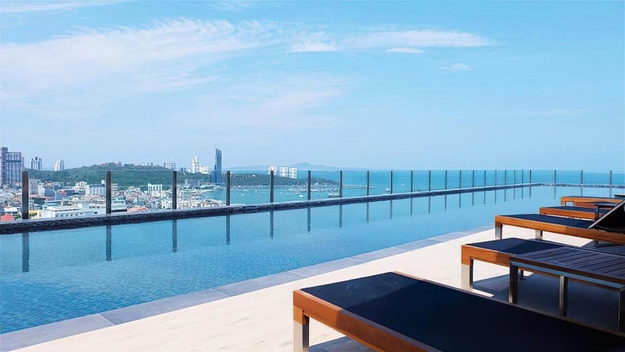 Rooftop swimming pool: Central Pattaya Condo Great Location Next To Beach