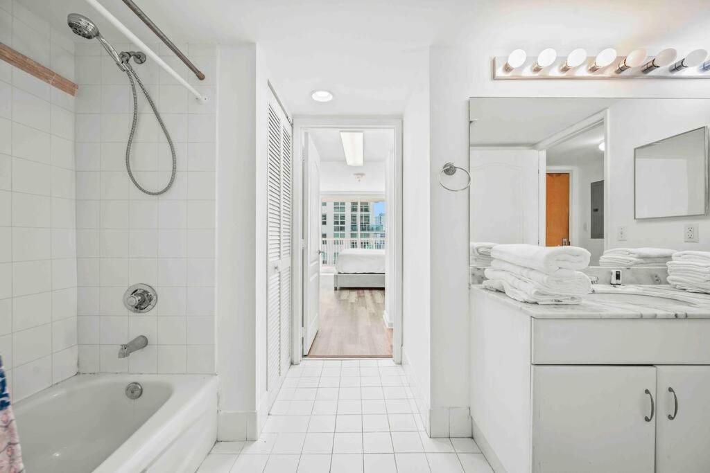 Amazing 1 Bed 1 Bath • Brickell • City & Bay View - 3