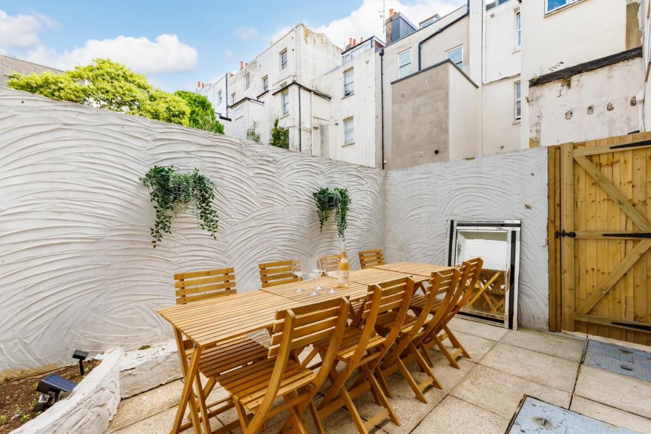 {{ hotelInfo.altText }}