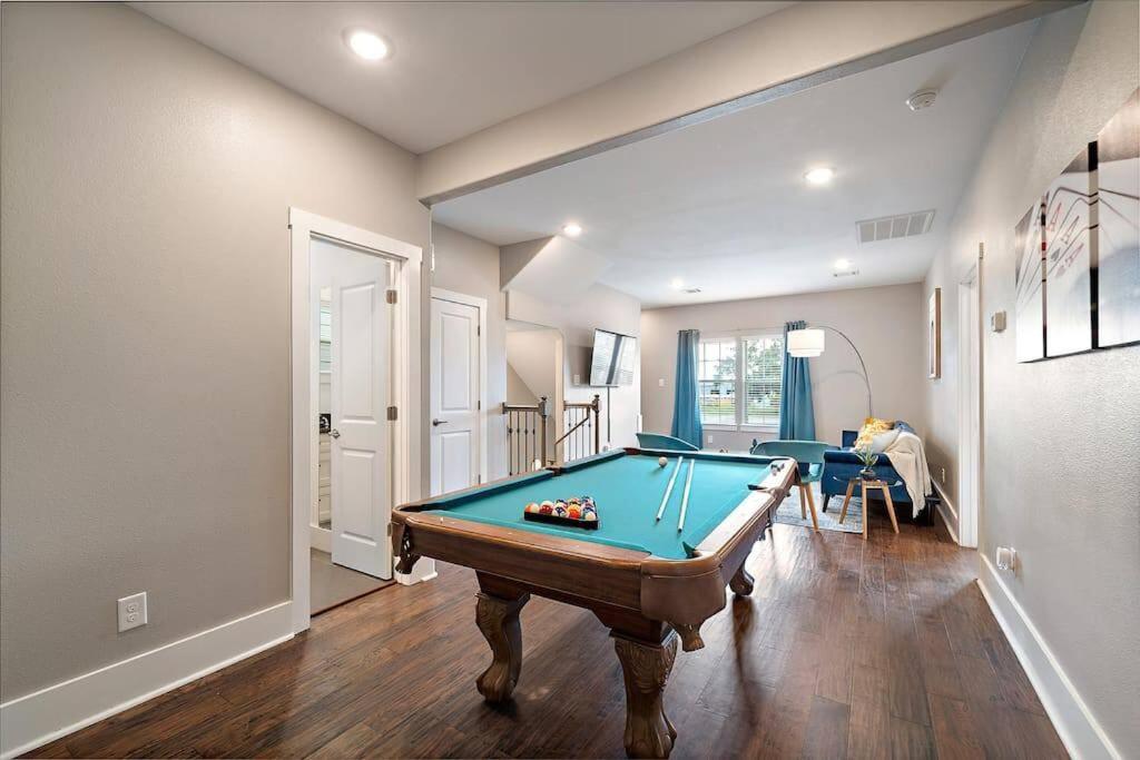 Majestic Htown Home with Game Room Backyard Grill Rooftop Outdoor Games Netflix Wine & Great Location