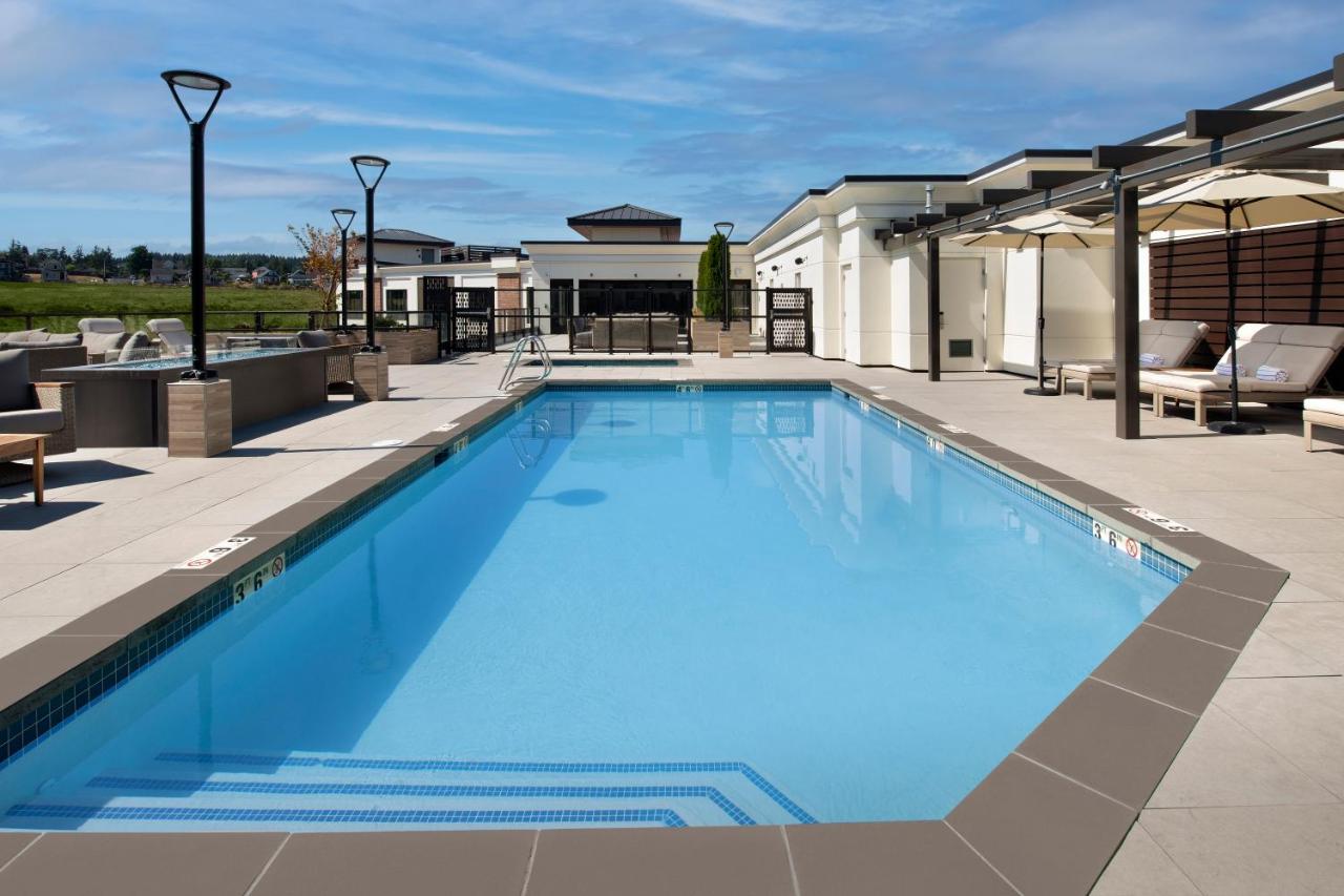 Rooftop swimming pool: Silver Cloud Hotel Tacoma at Point Ruston Waterfront