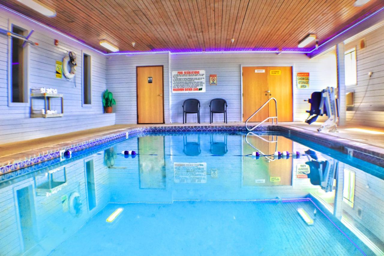 Rooftop swimming pool: Victorian Inn & Suites-York