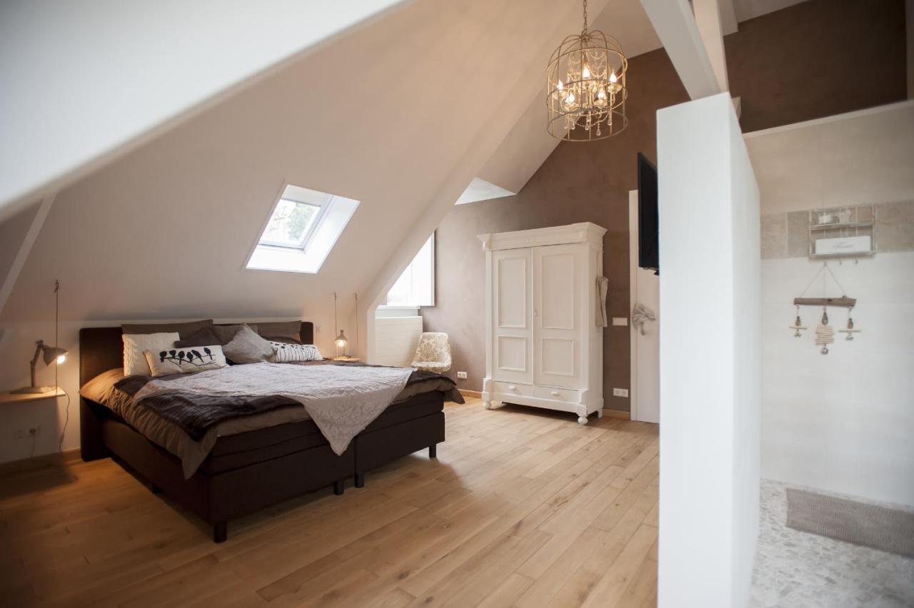 Een bed of bedden in een kamer bij Boutique B&B Villa Heidetuin