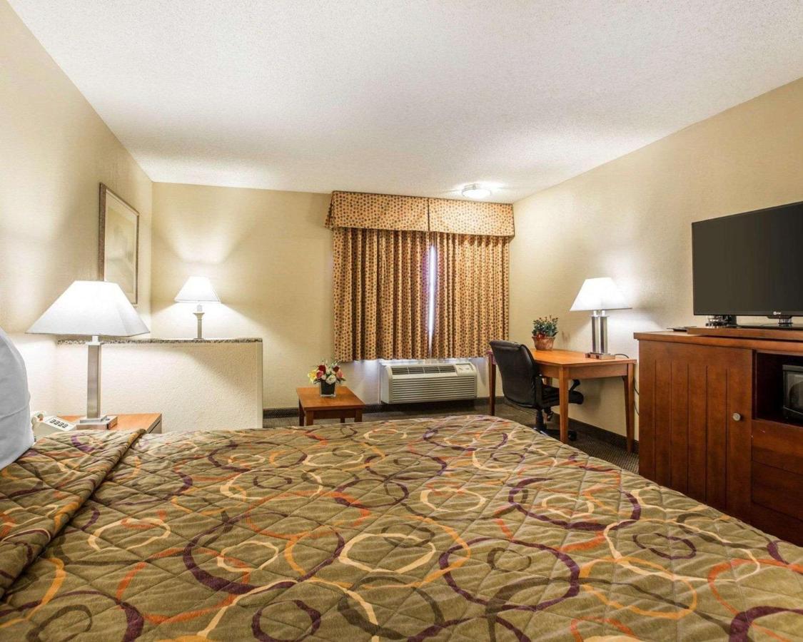 Executive Inn & Suites — photo 6