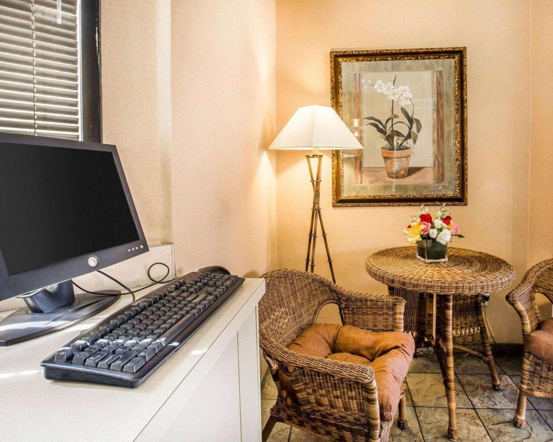 Executive Inn & Suites — photo 16