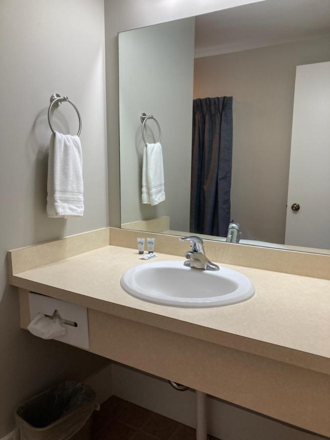 Country Squire Inn and Suites — photo 6