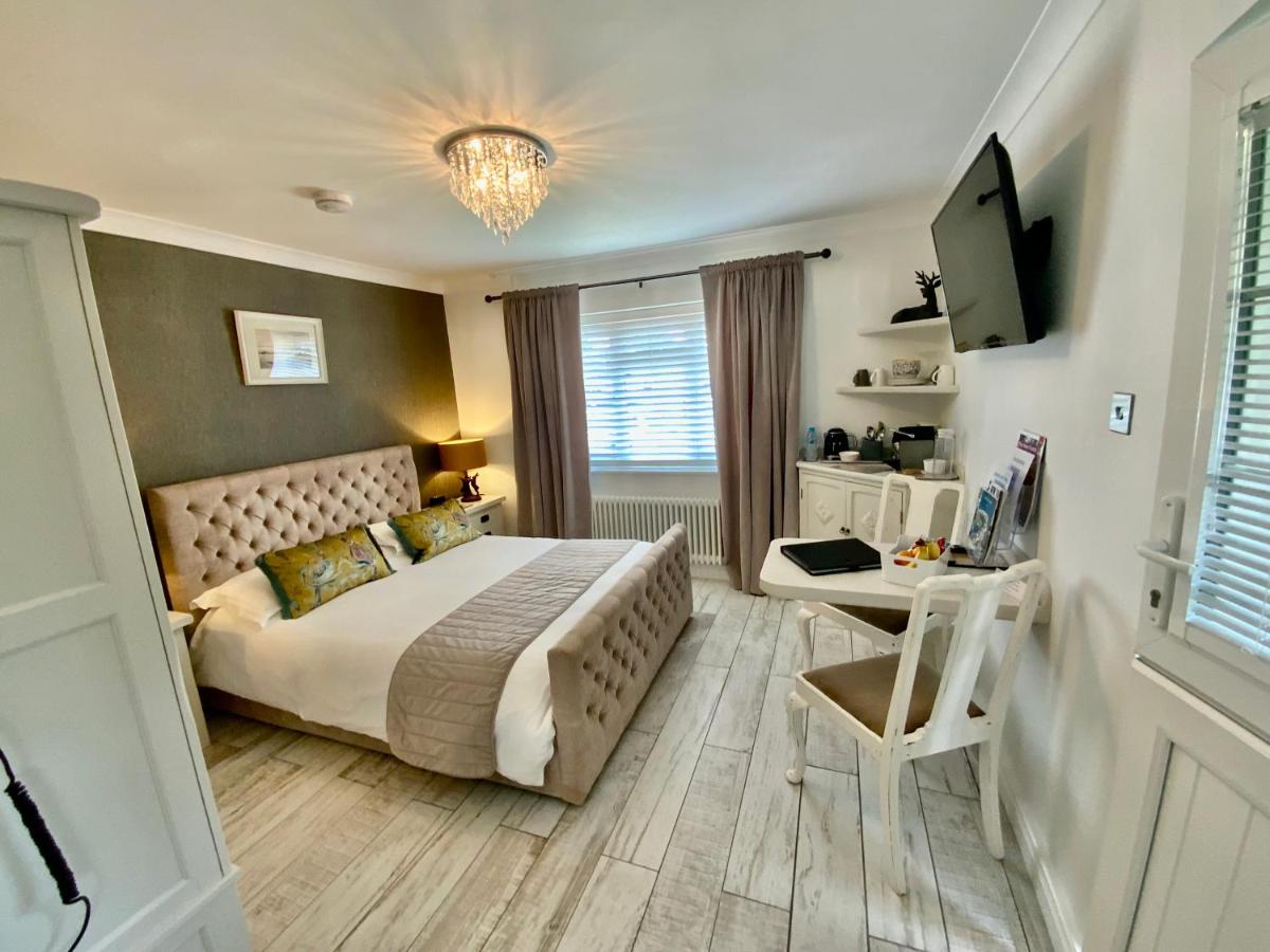 THE KNIGHTWOOD OAK a Luxury King Size En-Suite Space in LYMINGTON NEW FOREST with Totally Private Entrance - Key Box entry - Free Parking and Private Outdoor Seating Area