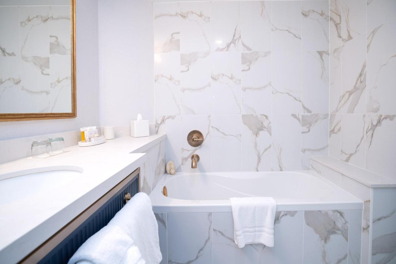 The Sutton Place Hotel Vancouver photo