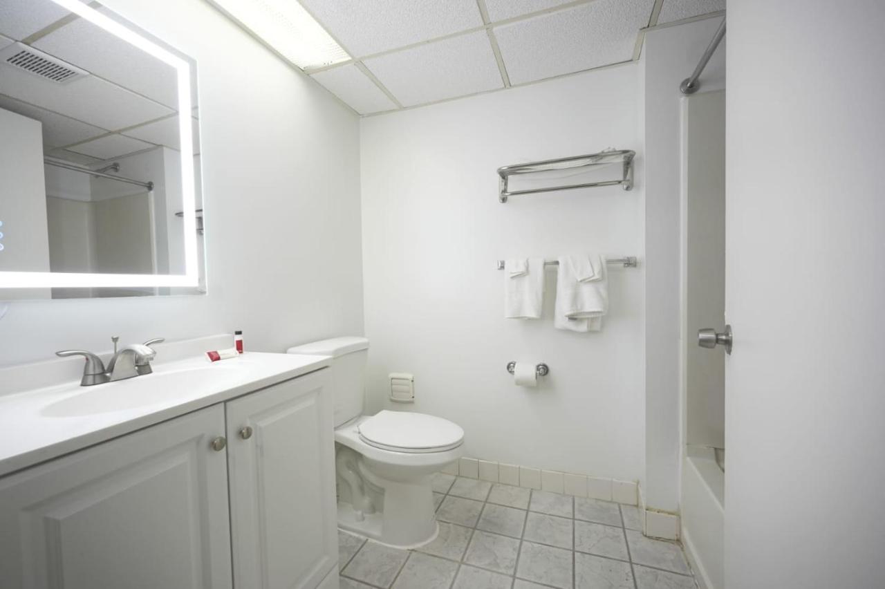 Greenwoods Inn & Suites — photo 6