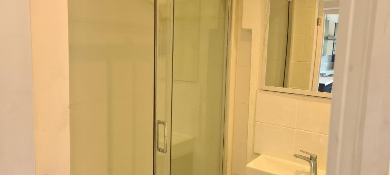 Sipson House West Drayton 3 bedroom 2 bathroom Plush parking close to LHR By MDPS photo