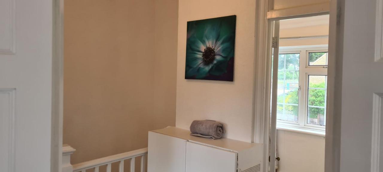 Sipson House West Drayton 3 bedroom 2 bathroom Plush parking close to LHR By MDPS photo