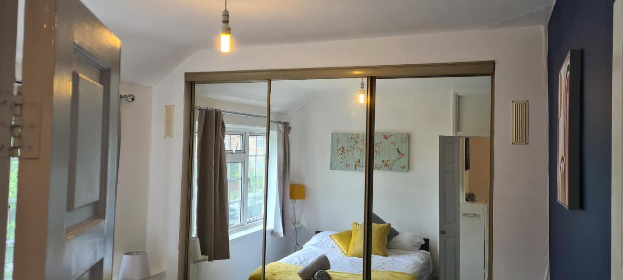 Sipson House West Drayton 3 bedroom 2 bathroom Plush parking close to LHR By MDPS photo