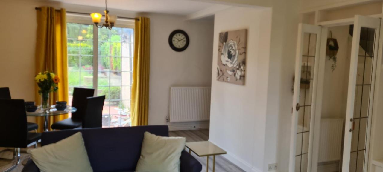 Sipson House West Drayton 3 bedroom 2 bathroom Plush parking close to LHR By MDPS photo