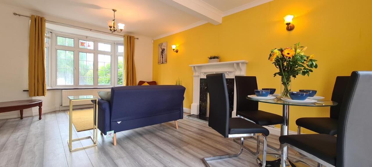 Sipson House West Drayton 3 bedroom 2 bathroom Plush parking close to LHR By MDPS photo