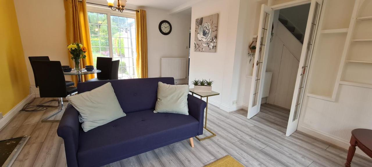 Sipson House West Drayton 3 bedroom 2 bathroom Plush parking close to LHR By MDPS photo