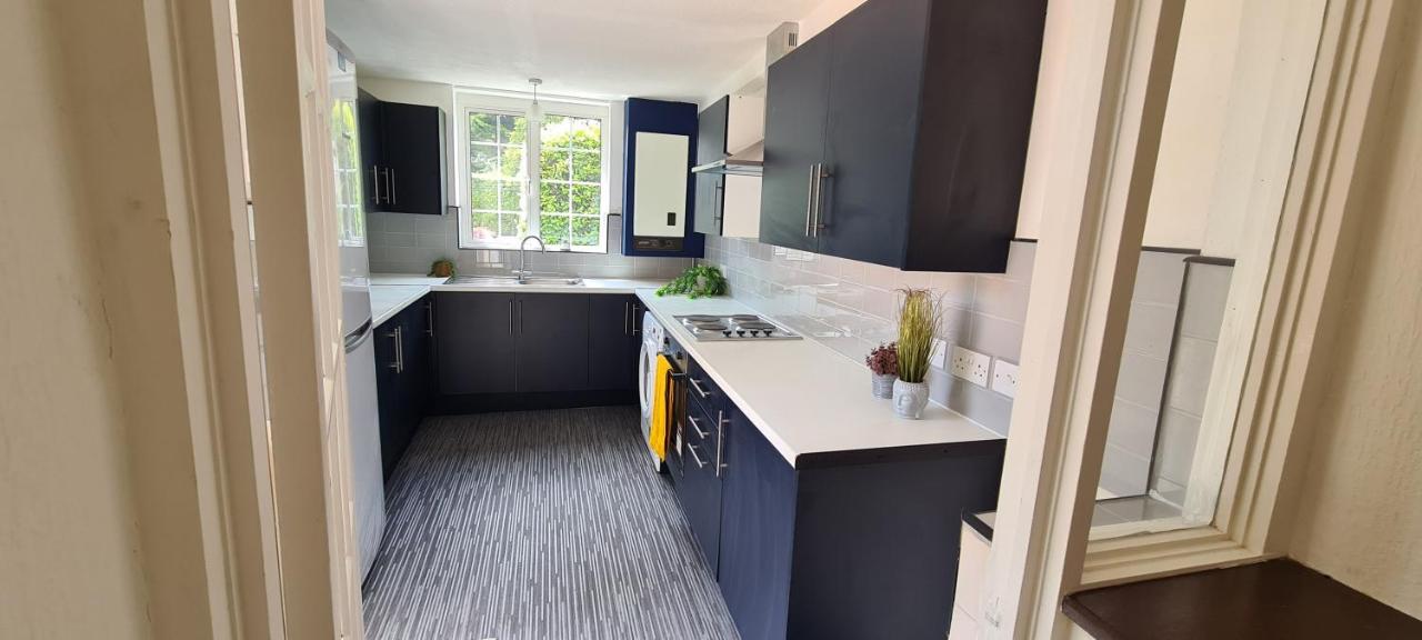 Sipson House West Drayton 3 bedroom 2 bathroom Plush parking close to LHR By MDPS photo