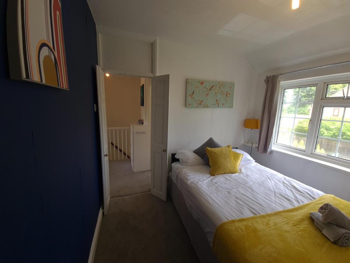 Sipson House West Drayton 3 bedroom 2 bathroom Plush parking close to LHR By MDPS photo
