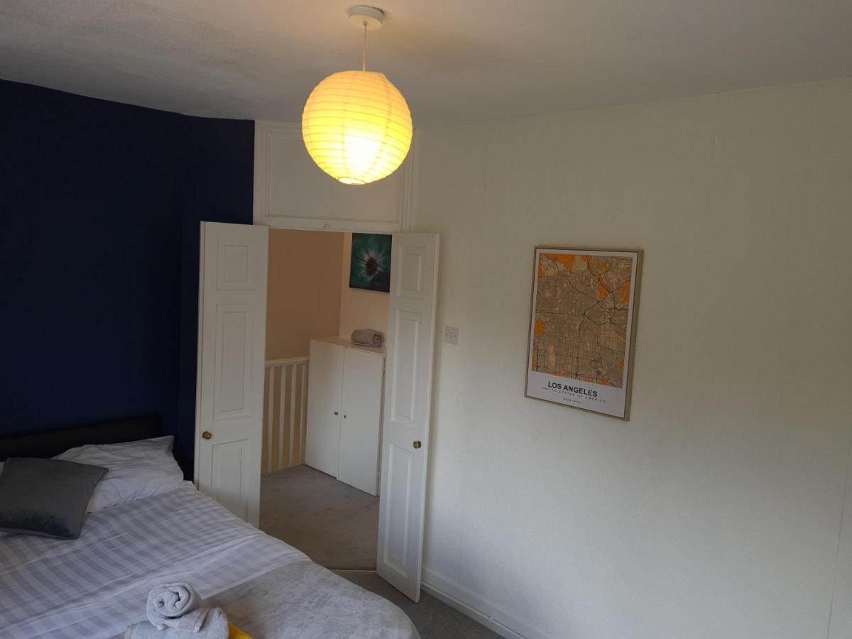 Sipson House West Drayton 3 bedroom 2 bathroom Plush parking close to LHR By MDPS photo
