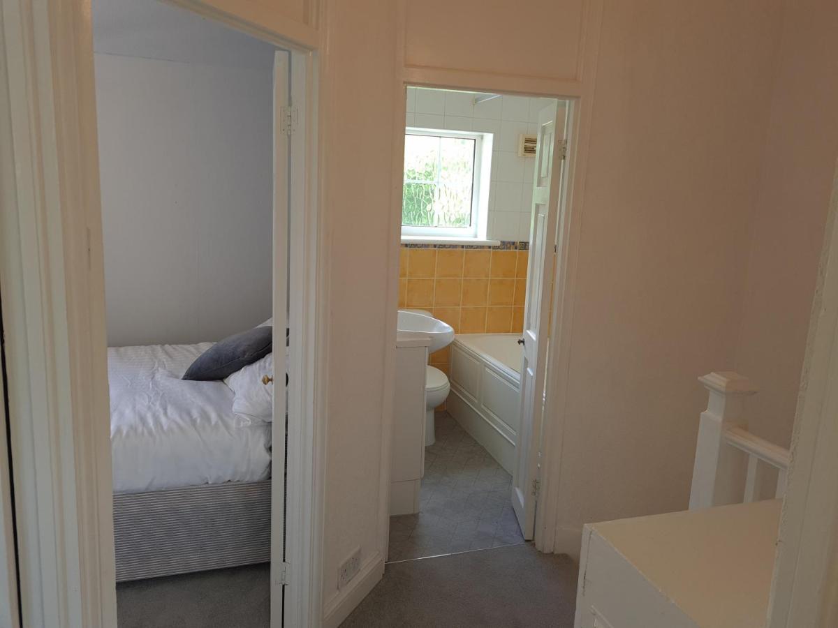 Sipson House West Drayton 3 bedroom 2 bathroom Plush parking close to LHR By MDPS photo