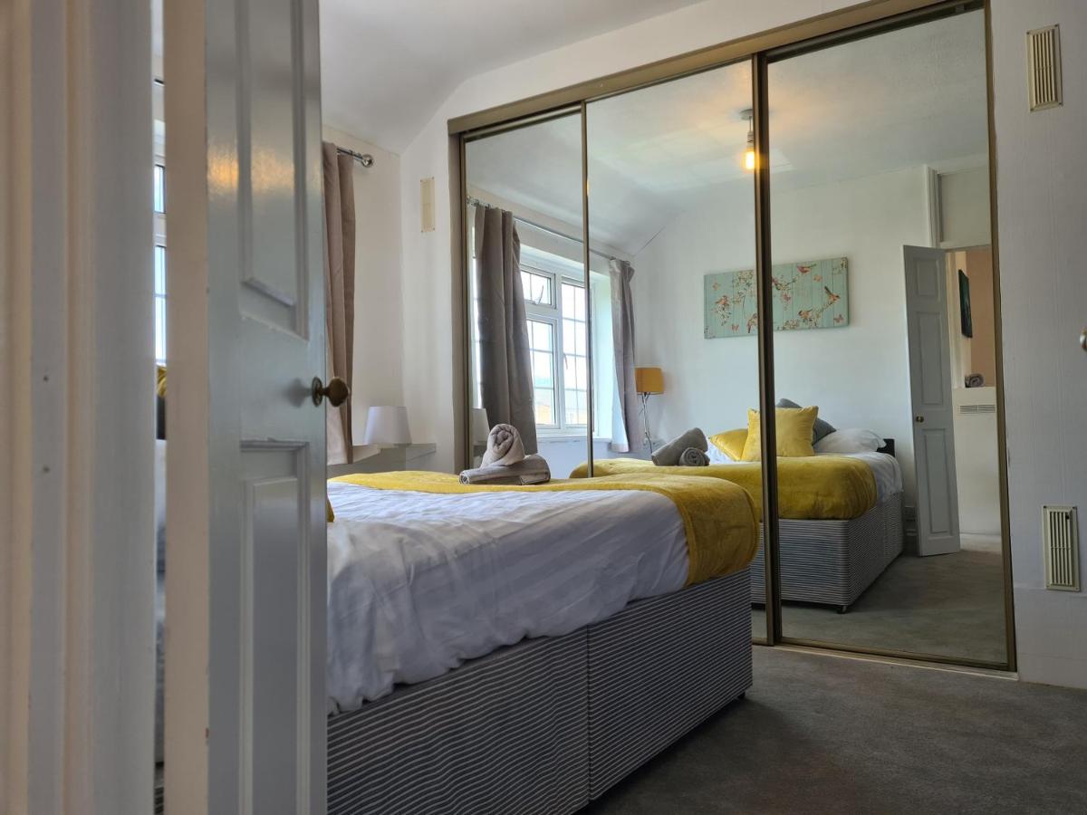 Sipson House West Drayton 3 bedroom 2 bathroom Plush parking close to LHR By MDPS photo