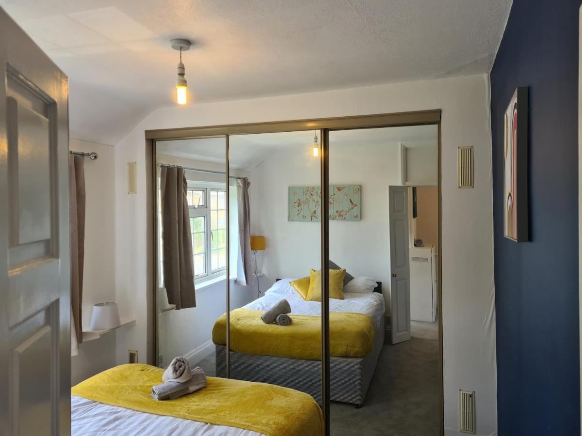 Sipson House West Drayton 3 bedroom 2 bathroom Plush parking close to LHR By MDPS photo