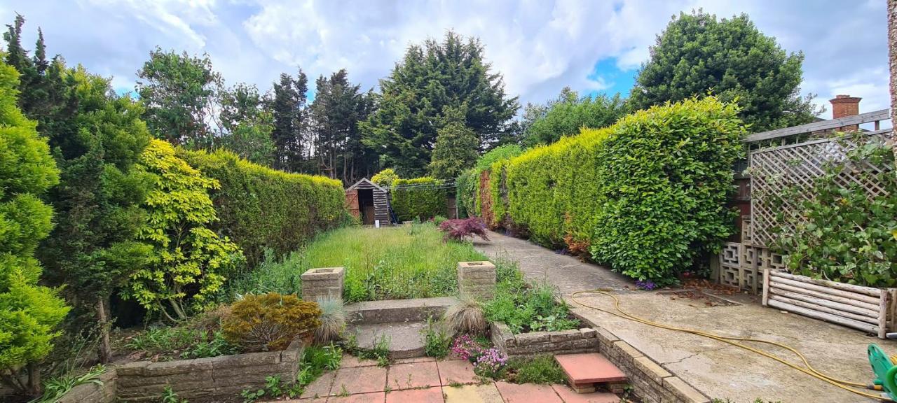 Sipson House West Drayton 3 bedroom 2 bathroom Plush parking close to LHR By MDPS photo