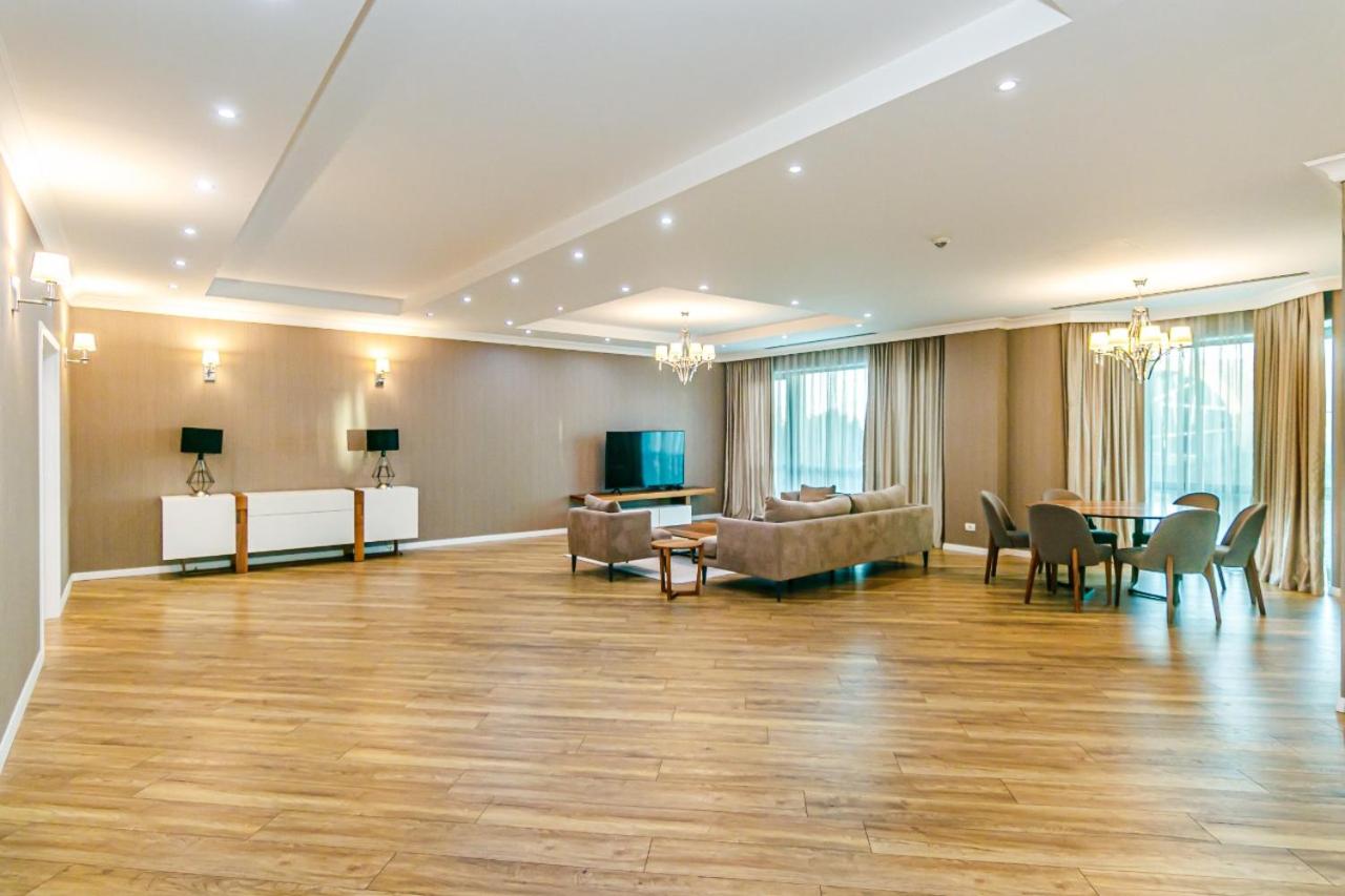 İsr Baku Hotel apartment with a pool photo