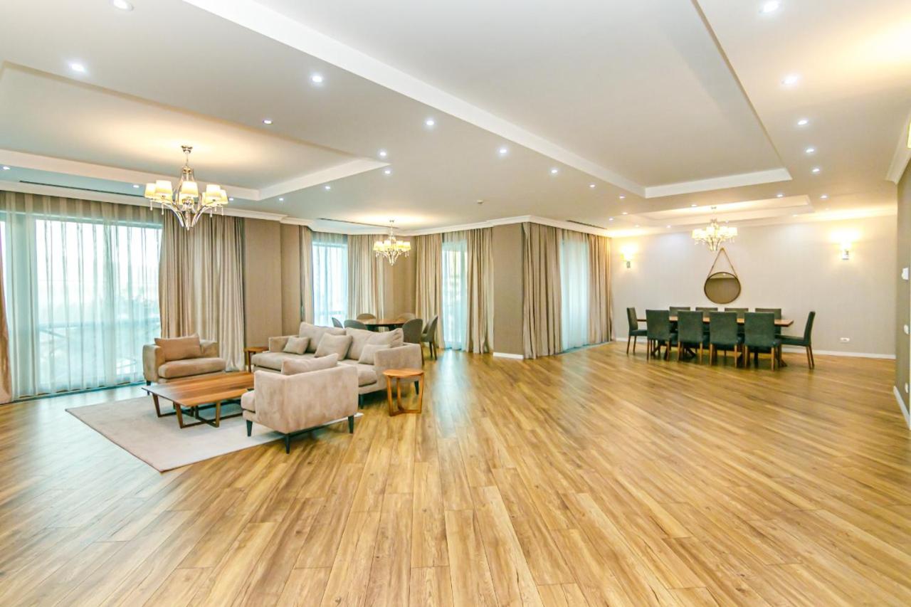 İsr Baku Hotel apartment with a pool photo
