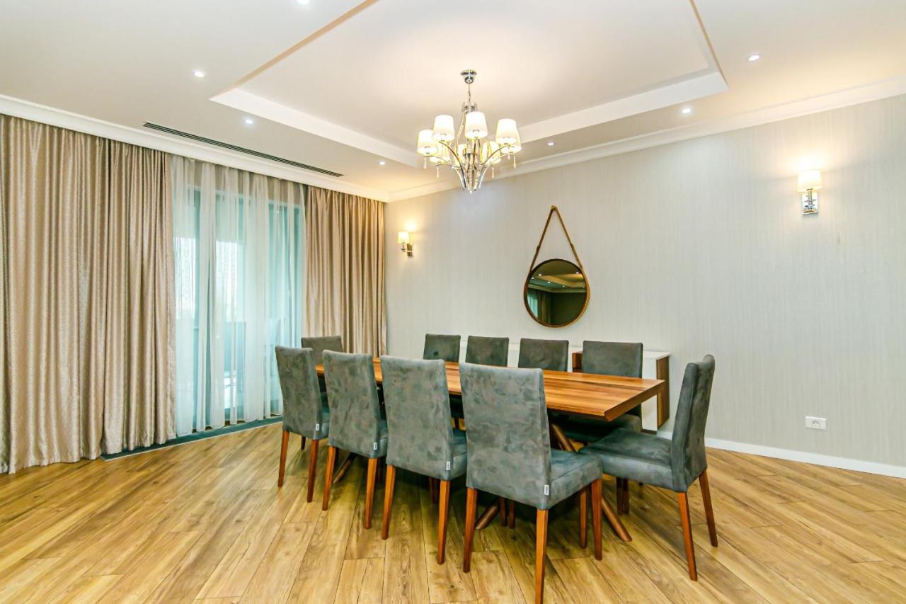 İsr Baku Hotel apartment with a pool photo