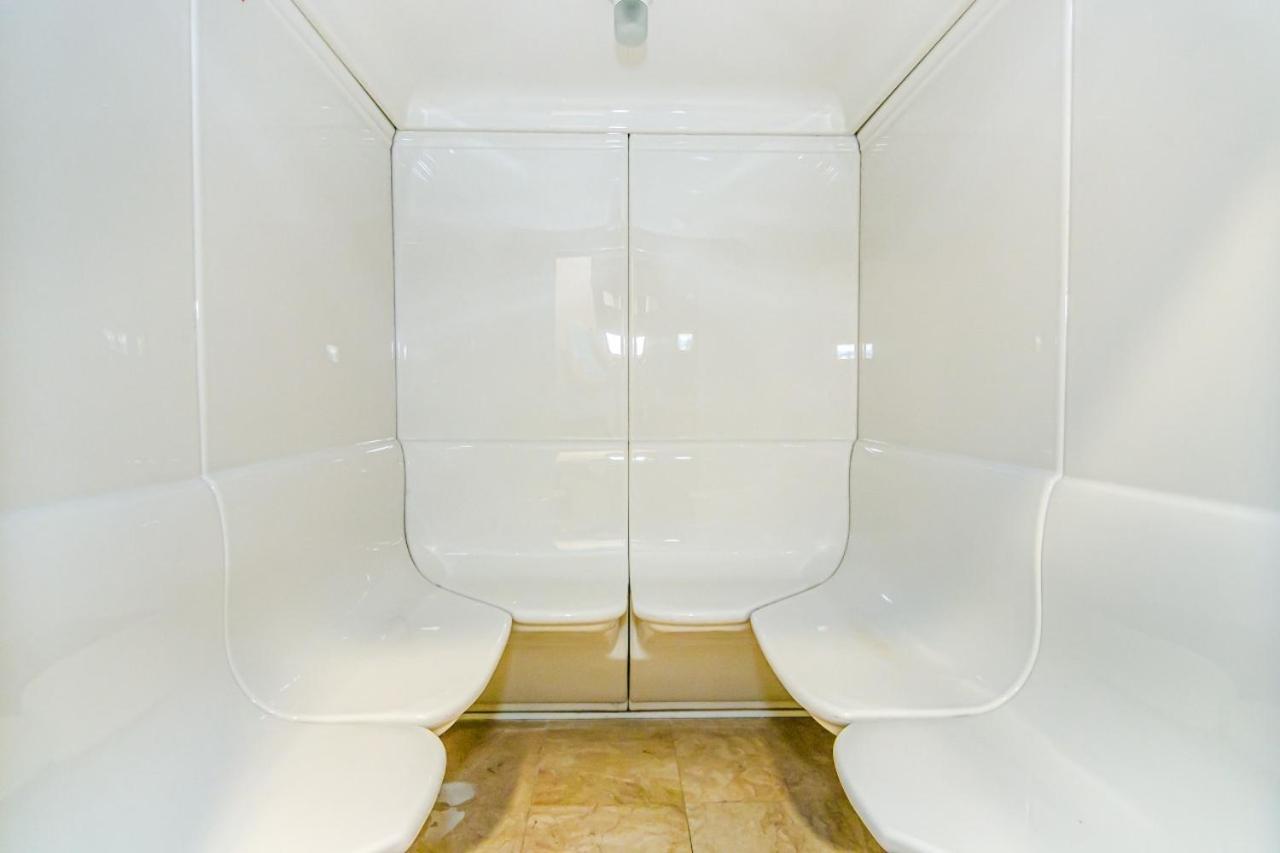 İsr Baku Hotel apartment with a pool photo