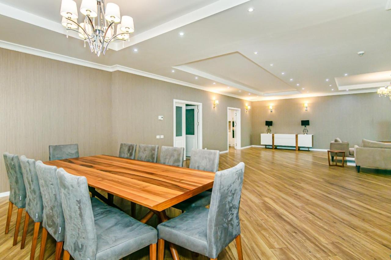 İsr Baku Hotel apartment with a pool photo