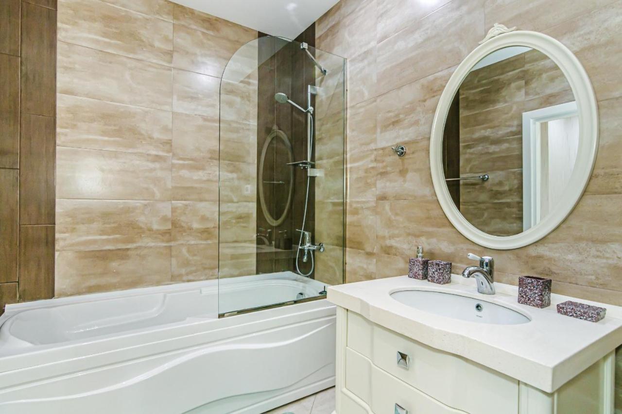 İsr Baku Hotel apartment with a pool photo