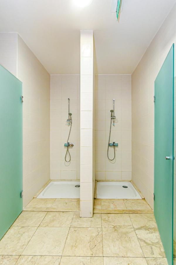 İsr Baku Hotel apartment with a pool photo