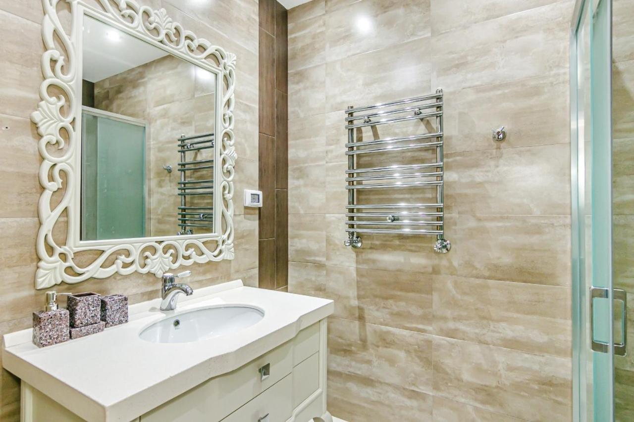 İsr Baku Hotel apartment with a pool photo