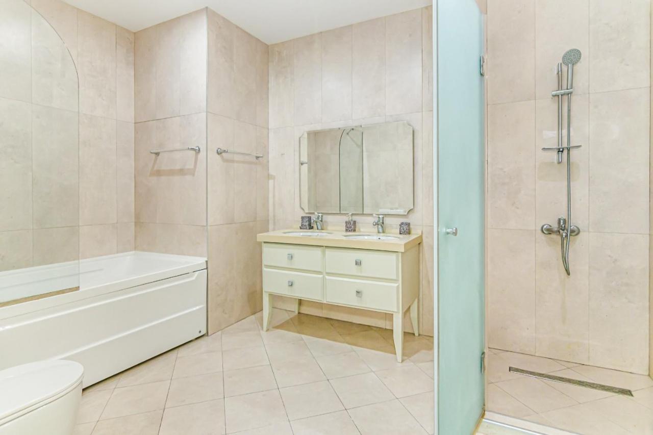 İsr Baku Hotel apartment with a pool photo