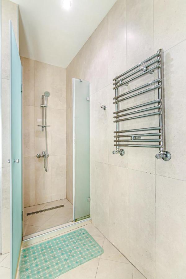 İsr Baku Hotel apartment with a pool photo