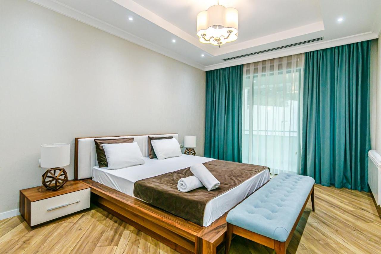 İsr Baku Hotel apartment with a pool photo